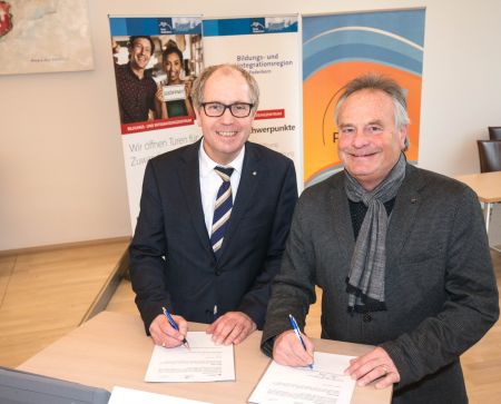 Unterschreiben eine Kooperationsvereinbarung zwischen dem Kreis Paderborn mit seinem Kommunalen Integrationszentrum und dem KreisSportBund: Landrat Manfred Müller (links) und Diethelm Krause, Präsident des KreisSportBundes (rechts). (Foto: Amt für Presse- und Öffentlichkeitsarbeit, Kreis Paderborn, Anna-Sophie Schindler)